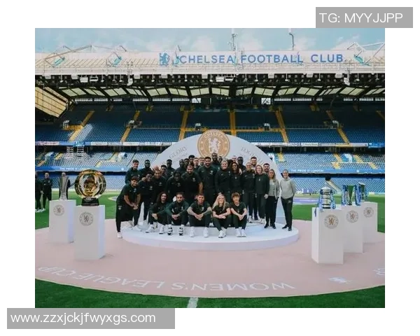 足球明星首秀闪耀赛场精彩进球引发球迷热烈欢呼与期待